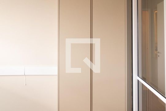 Apartamento mobiliado no Centro, 2 quartos, com varanda, ideal para comprar e viver com conforto. — Churrasqueira