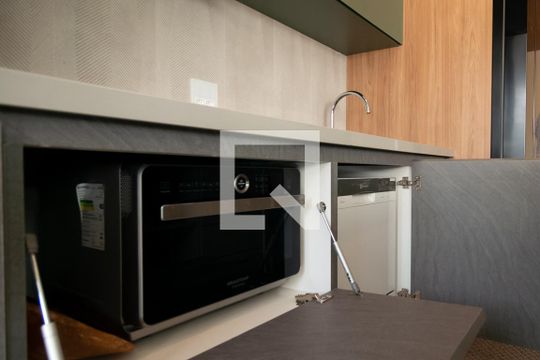 Apartamento mobiliado no Centro, 2 quartos, com varanda, ideal para comprar e viver com conforto. — Sala / Cozinha