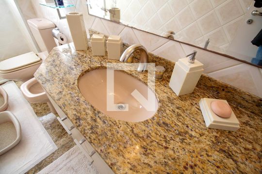 Apartamento à venda no Paraíso com 4 quartos, varanda e garden. Ótima oportunidade para compra! Venha conferir essa venda! — Banheiro da Suíte 4