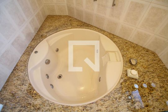 Apartamento à venda no Paraíso com 4 quartos, varanda e garden. Ótima oportunidade para compra! Venha conferir essa venda! — Banheiro da Suíte 1