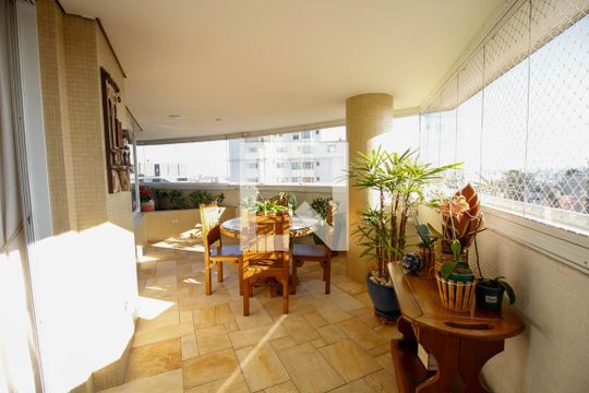 Apartamento à venda no Paraíso com 4 quartos, varanda e garden. Ótima oportunidade para compra! Venha conferir essa venda! — Varanda da Sala