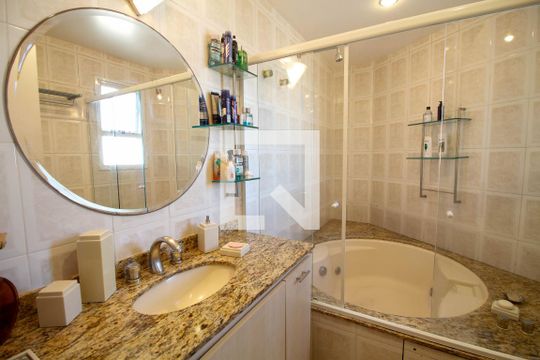 Apartamento à venda no Paraíso com 4 quartos, varanda e garden. Ótima oportunidade para compra! Venha conferir essa venda! — Banheiro da Suíte 1