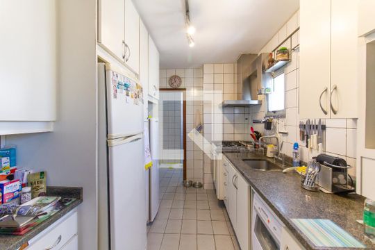 Apartamento com 3 quartos e varanda, ideal para comprar. — Cozinha