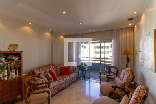 Apartamento com 3 quartos e varanda, ideal para comprar. — Sala