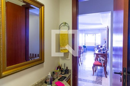 Apartamento com 3 quartos e varanda, ideal para comprar. — Lavabo