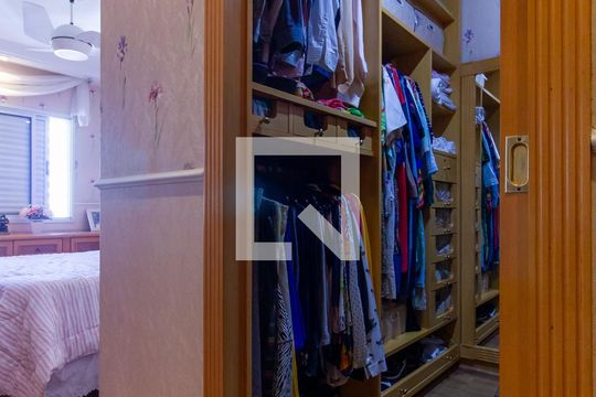 Apartamento com 3 quartos e varanda, ideal para comprar. — Closet da suíte 1