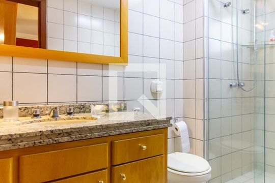 Apartamento com 3 quartos e varanda, ideal para comprar. — Banheiro da Suíte 2