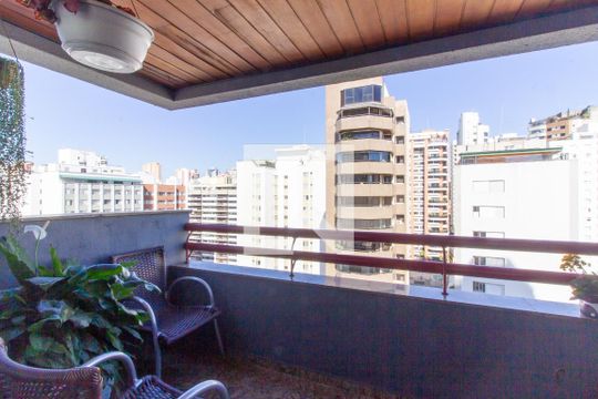 Apartamento com 3 quartos e varanda, ideal para comprar. — Varanda