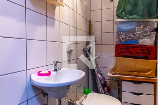 Apartamento com 3 quartos e varanda, ideal para comprar. — Banheiro de serviço