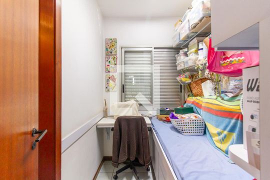 Apartamento com 3 quartos e varanda, ideal para comprar. — Quarto de Serviço