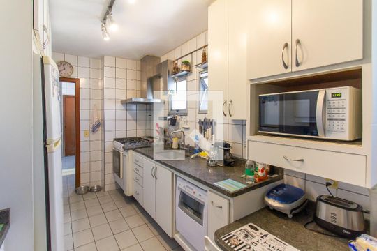 Apartamento com 3 quartos e varanda, ideal para comprar. — Cozinha