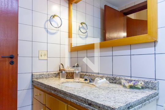 Apartamento com 3 quartos e varanda, ideal para comprar. — Banheiro da Suíte 2