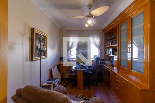 Apartamento com 3 quartos e varanda, ideal para comprar. — Escritório