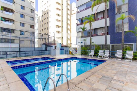 Apartamento com 3 quartos e varanda, ideal para comprar. — Área comum - Piscina