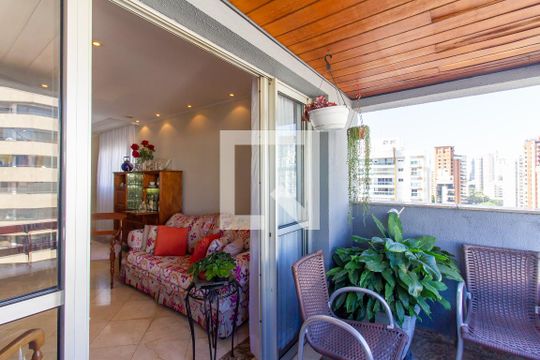 Apartamento com 3 quartos e varanda, ideal para comprar. — Varanda
