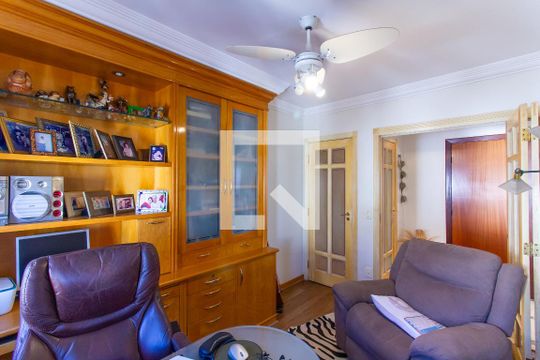Apartamento com 3 quartos e varanda, ideal para comprar. — Escritório