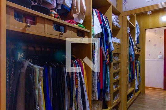 Apartamento com 3 quartos e varanda, ideal para comprar. — Closet da suíte 1