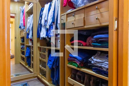 Apartamento com 3 quartos e varanda, ideal para comprar. — Closet da suíte 1