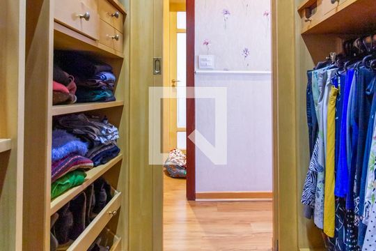 Apartamento com 3 quartos e varanda, ideal para comprar. — Closet da suíte 1