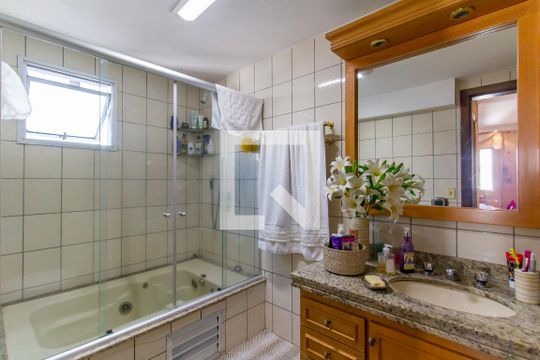 Apartamento com 3 quartos e varanda, ideal para comprar. — Banheiro da Suíte 1