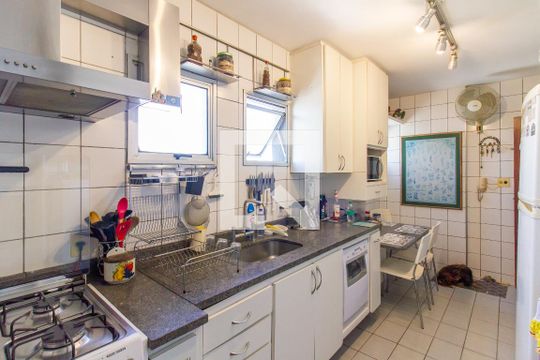 Apartamento com 3 quartos e varanda, ideal para comprar. — Cozinha