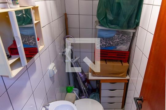 Apartamento com 3 quartos e varanda, ideal para comprar. — Banheiro de serviço