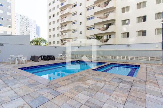 Apartamento com 3 quartos e varanda, ideal para comprar. — Área comum - Piscina