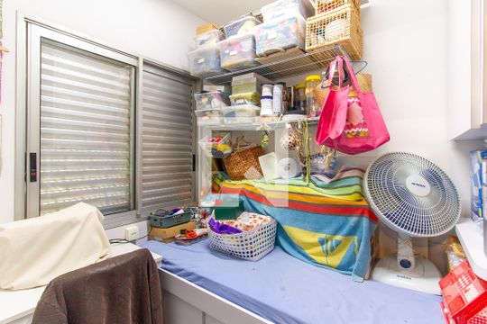Apartamento com 3 quartos e varanda, ideal para comprar. — Quarto de Serviço