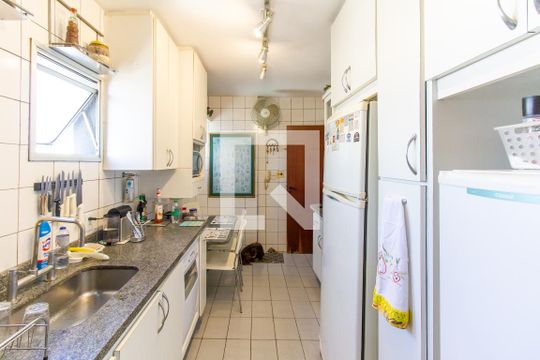 Apartamento com 3 quartos e varanda, ideal para comprar. — Cozinha