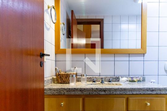 Apartamento com 3 quartos e varanda, ideal para comprar. — Banheiro da Suíte 2