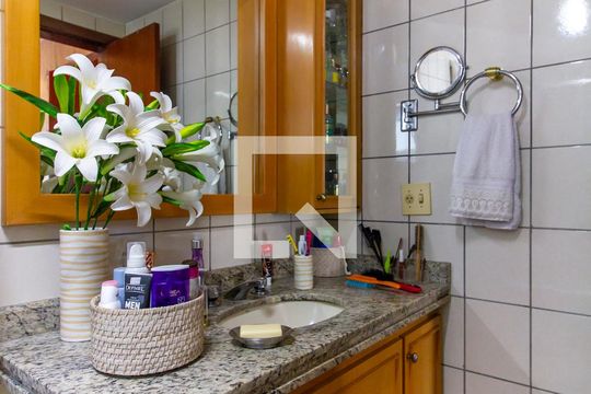 Apartamento com 3 quartos e varanda, ideal para comprar. — Banheiro da Suíte 1