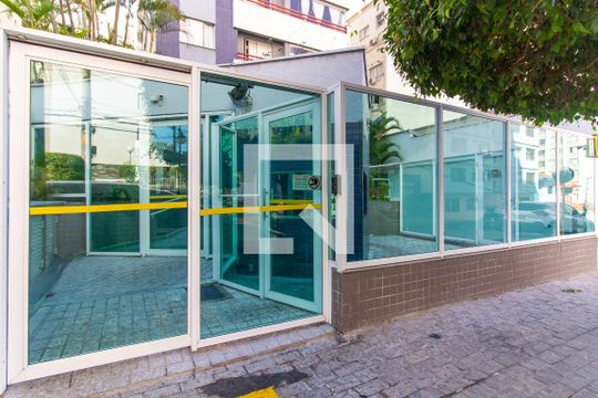 Apartamento com 3 quartos e varanda, ideal para comprar. — Fachada