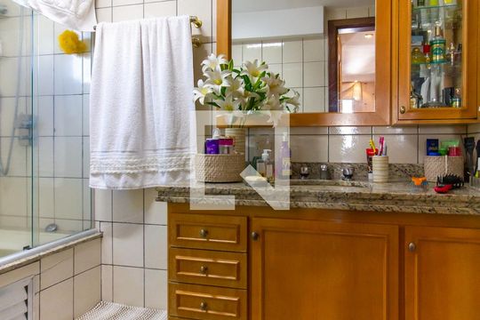 Apartamento com 3 quartos e varanda, ideal para comprar. — Banheiro da Suíte 1