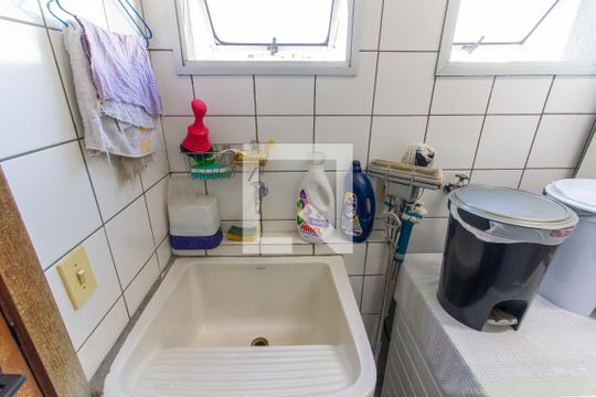 Apartamento com 3 quartos e varanda, ideal para comprar. — Área de Serviço