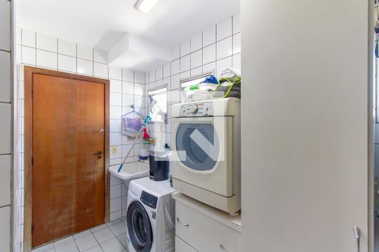 Apartamento com 3 quartos e varanda, ideal para comprar. — Área de Serviço