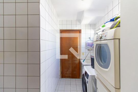 Apartamento com 3 quartos e varanda, ideal para comprar. — Área de Serviço
