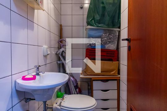 Apartamento com 3 quartos e varanda, ideal para comprar. — Banheiro de serviço