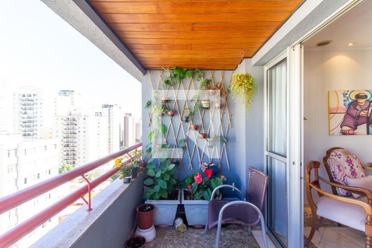 Apartamento com 3 quartos e varanda, ideal para comprar. — Varanda