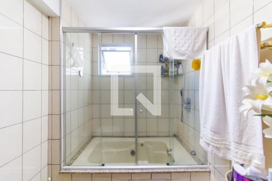 Apartamento com 3 quartos e varanda, ideal para comprar. — Banheiro da Suíte 1