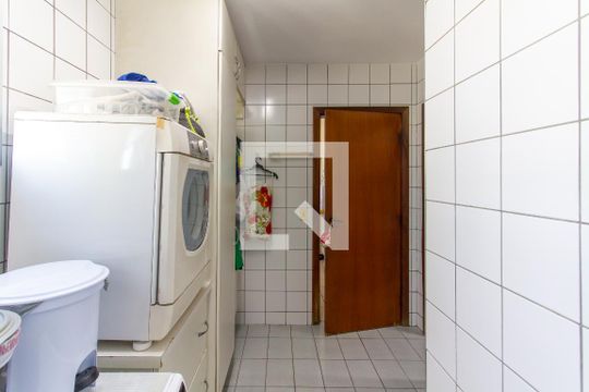 Apartamento com 3 quartos e varanda, ideal para comprar. — Área de Serviço