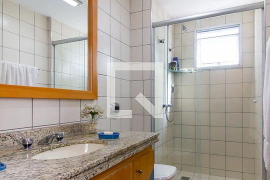 Apartamento com 3 quartos e varanda, ideal para comprar. — Banheiro da Suíte 3