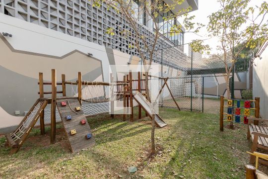 Apartamento à venda com 3 quartos e piscina no condomínio. — Playground