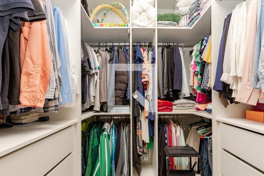 Apartamento à venda com 3 quartos e piscina no condomínio. — Closet
