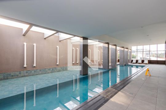 Apartamento à venda com 3 quartos e piscina no condomínio. — Piscina