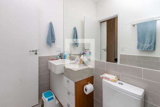 Apartamento à venda com 3 quartos e piscina no condomínio. — Banheiro da Suíte 2