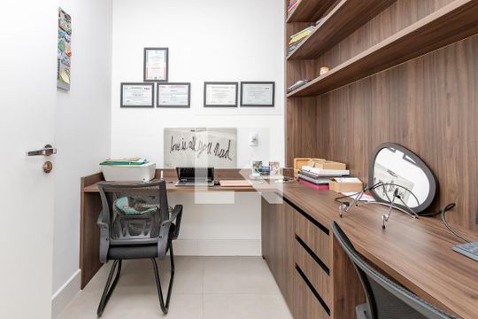 Apartamento à venda com 3 quartos e piscina no condomínio. — Escritório