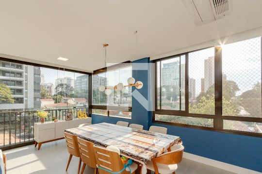 Apartamento à venda com 3 quartos e piscina no condomínio. — Sala
