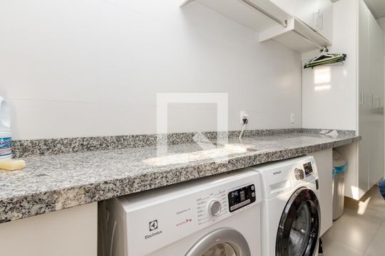 Apartamento à venda com 3 quartos e piscina no condomínio. — Área de Serviço