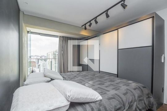 Compra apartamento mobiliado, 2 quartos, closet, varanda, churrasqueira e piscina no condomínio. — foto 4
