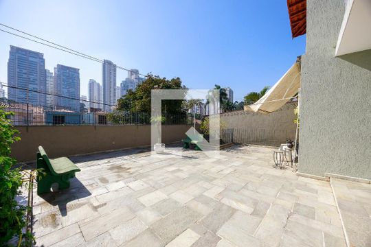 Casa com 4 quartos disponível para compra. Confira essa casa à venda para atender suas necessidades! — Área Externa